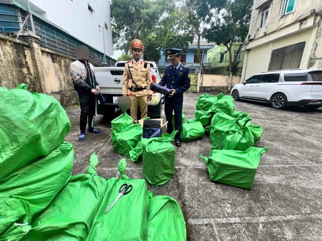 CSGT Quảng Ninh thu giữ gần 400 bình nghi chứa khí cười