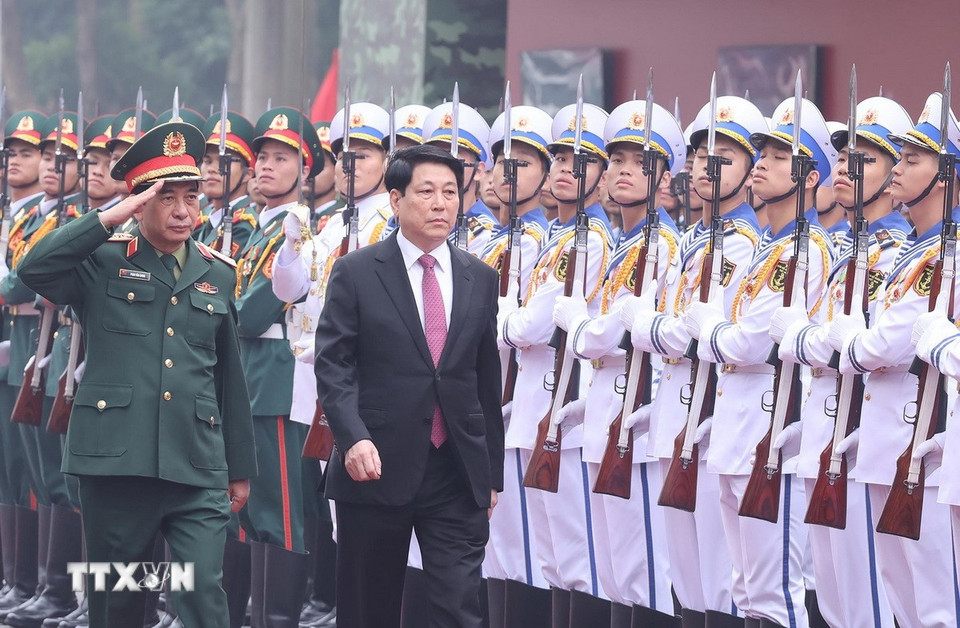 Ủy viên Bộ Chính trị, Chủ tịch nước Lương Cường duyệt đội danh dự Quân đội nhân dân Việt Nam. Ảnh: TTXVN