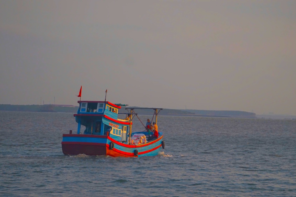 Những chuyến tàu gỗ truyền thống vẫn là 'nhịp cầu' huyết mạch kết nối ấp đảo với đất liền, ưu điểm là chi phí thấp nhưng thời gian di chuyển khá dài. Ảnh: Thái Bảo