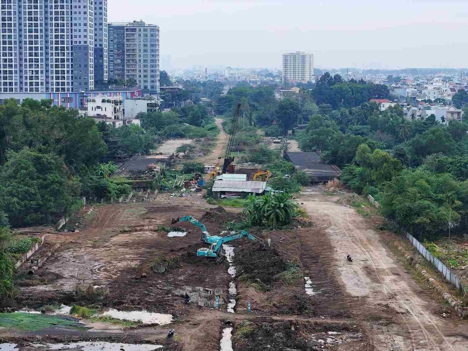 Máy múc thi công dọn mặt bằng Vành đai 2 TPHCM. Ảnh: Minh Quân