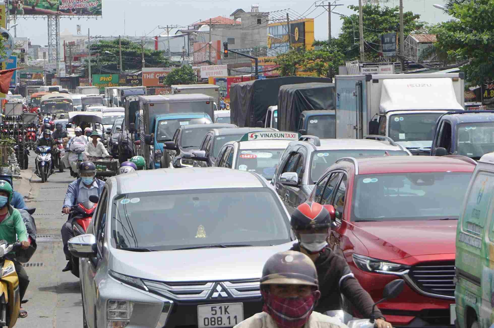 Kẹt xe trên Quốc lộ 13 vào trung tâm TPHCM. Ảnh: Minh Quân