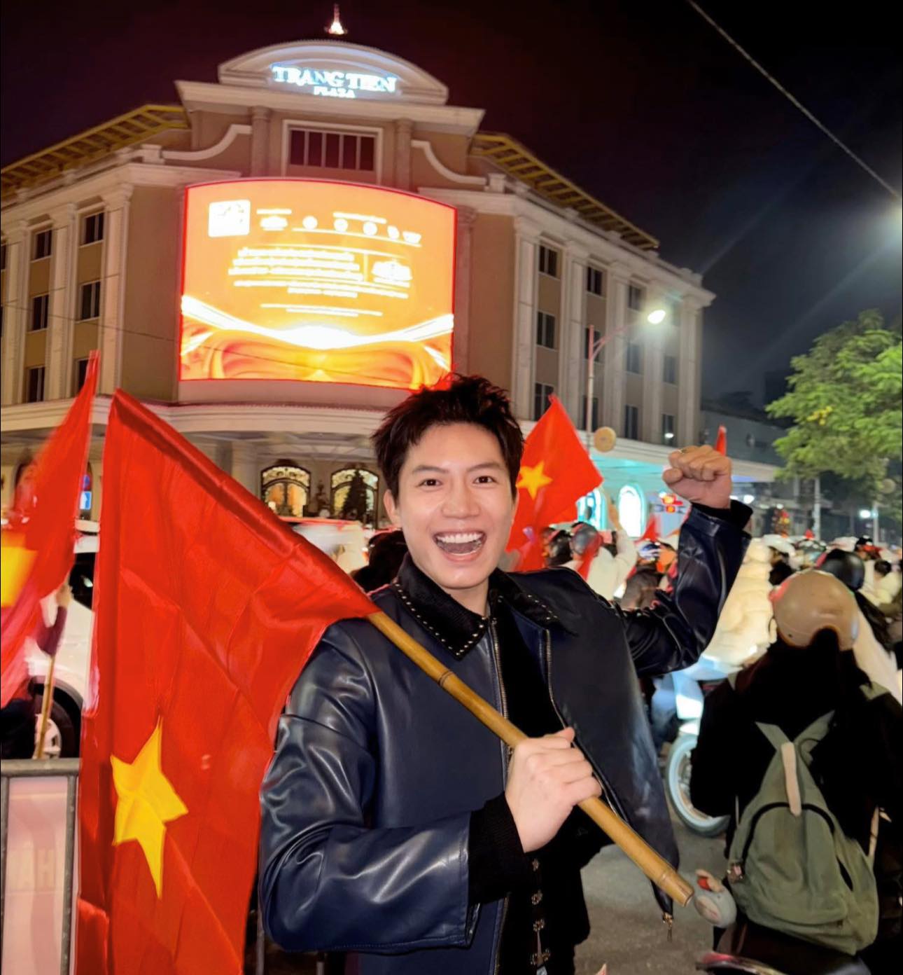 Ca sĩ Anh Tú hòa cùng dòng người ăn mừng chiến thắng. Ảnh cắt từ clip