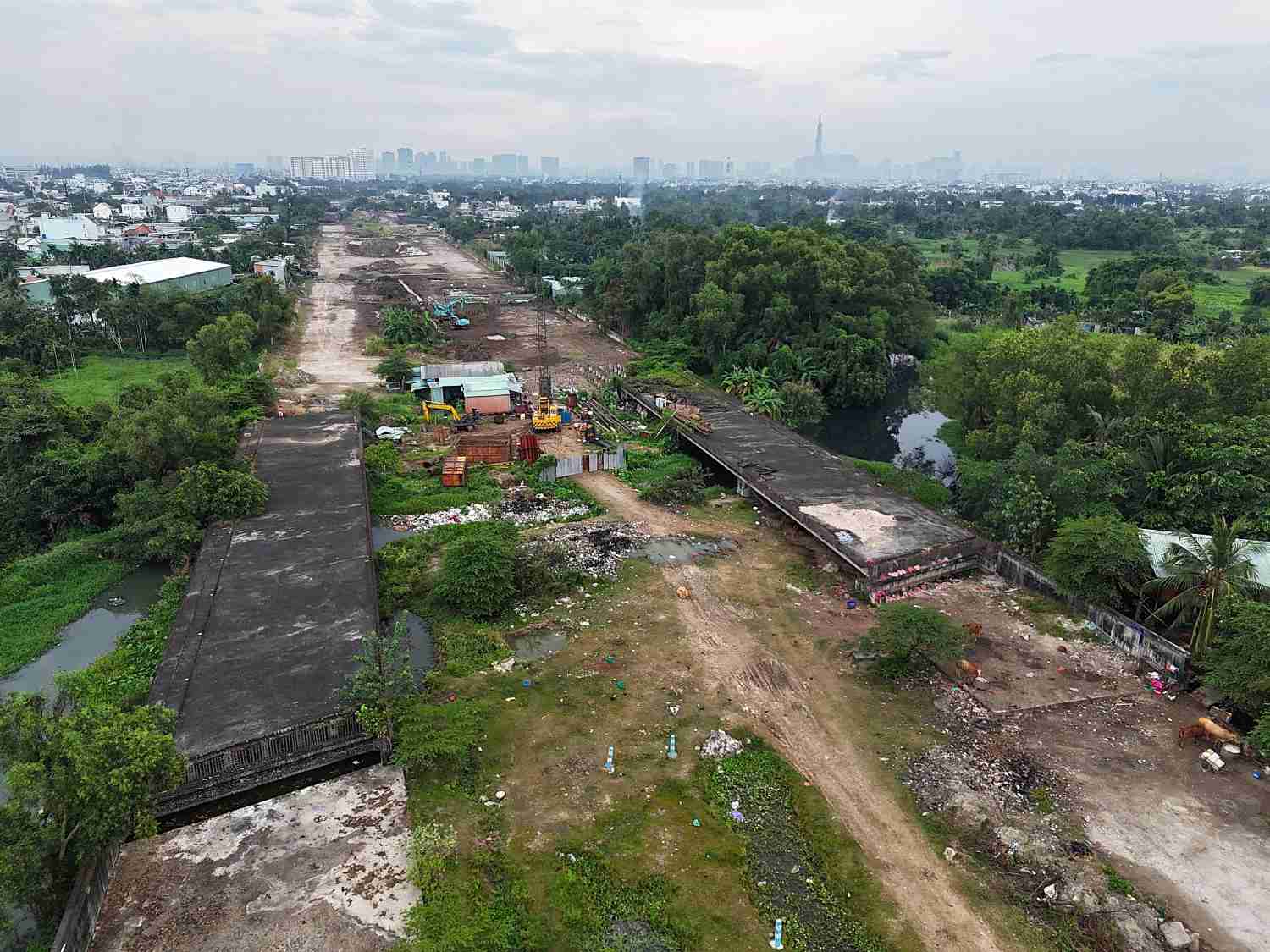 Cầu cạn đoạn 3 Vành đai 2 bỏ hoang nhiều năm, cỏ dại mọc um tùm. Ảnh: Minh Quân