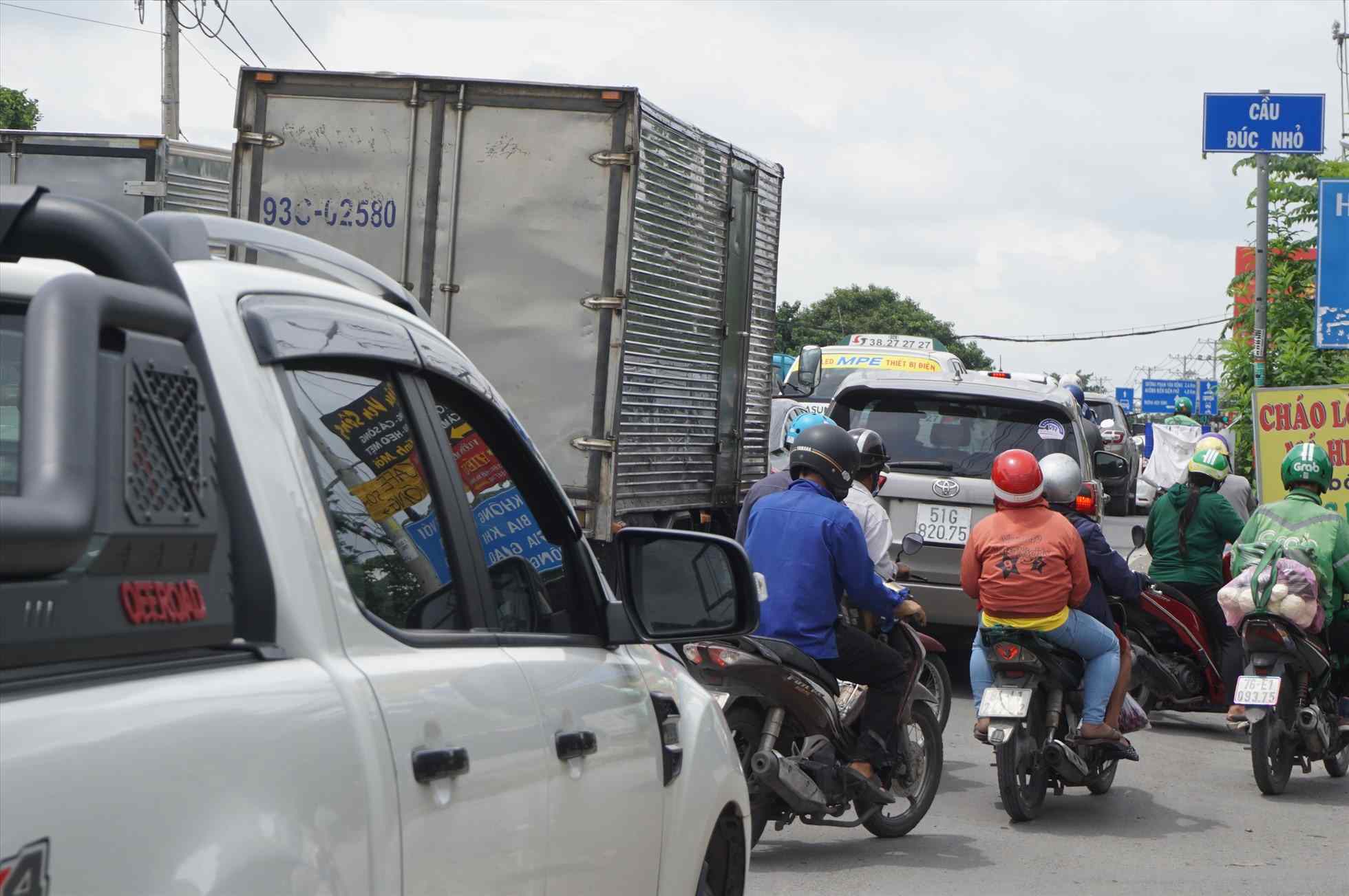 Cầu Đức Nhỏ thành nút thắt cổ chai gây kẹt xe Quốc lộ 13. Ảnh: Minh Quân