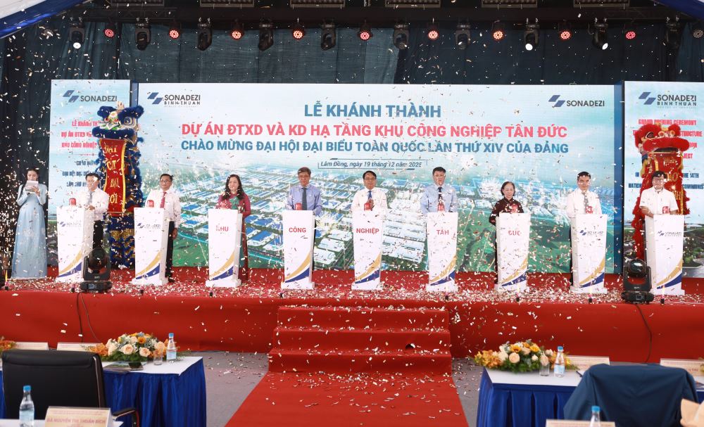 Các đại biểu thực hiện nghi thức khánh thành Khu Công nghiệp Tân Đức. Ảnh: Duy Tuấn