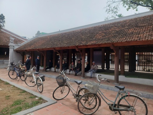 Đình làng Hữu Bằng nơi vui chơi, hội họp hàng ngày của người dân. Ảnh: Minh Hạnh