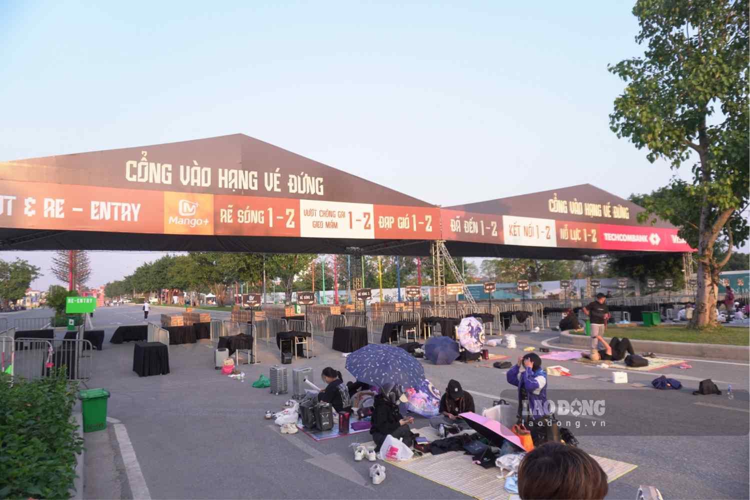 Khán giả để lại đồ dùng cá nhân để giữ chỗ. Ảnh: Thành Đạt