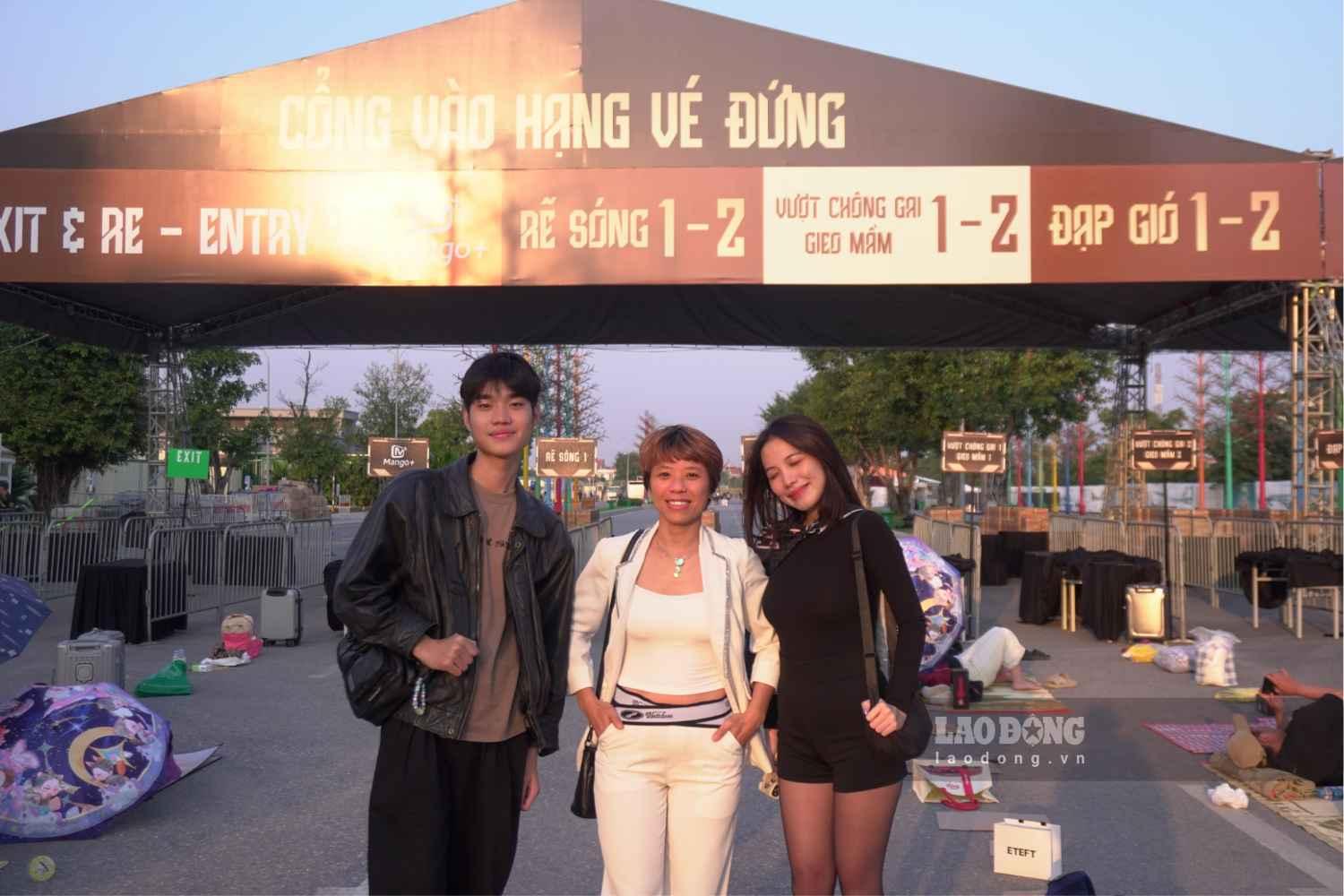 Gia đình chị Liên Nhi đi từ Đà Nẵng ra Hưng Yên để xem concert. Ảnh: Thành Đạt