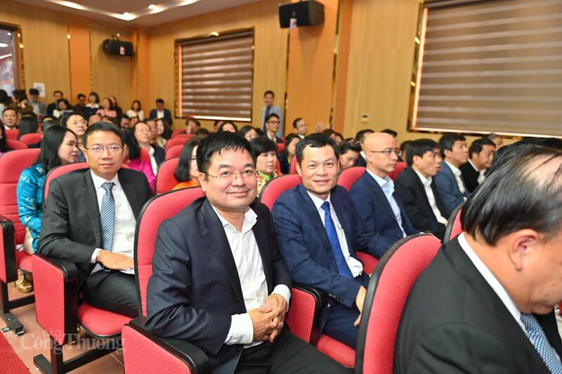 Tổng Biên tập Báo Công Thương Nguyễn Văn Minh (hàng đầu) và các đại biểu tham dự hội nghị.