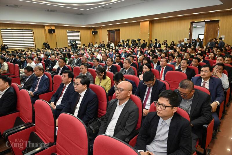 Dự Hội nghị còn có lãnh đạo các tỉnh, thành phố; lãnh đạo Sở Công Thương các địa phương cùng các Tổng công ty, các Tập đoàn, doanh nghiệp.