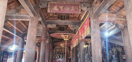 Bên trong ngôi đình. Ảnh: Minh Hạnh