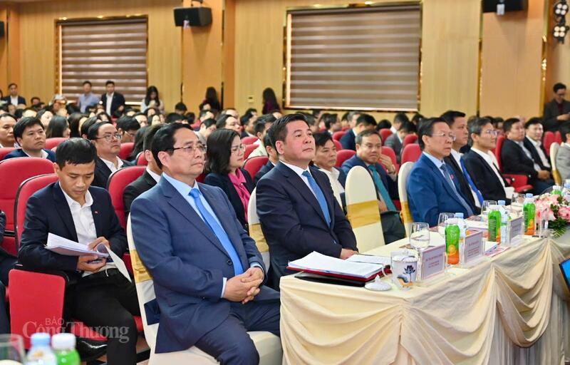 Thủ tướng Phạm Minh Chính và Bộ trưởng Nguyễn Hồng Diên cùng các đại biểu tham dự hội nghị.