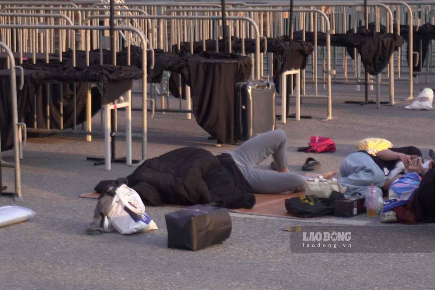 Khán giả ngủ trên nền đất đợi đến thời gian check-in. Ảnh: Thành Đạt