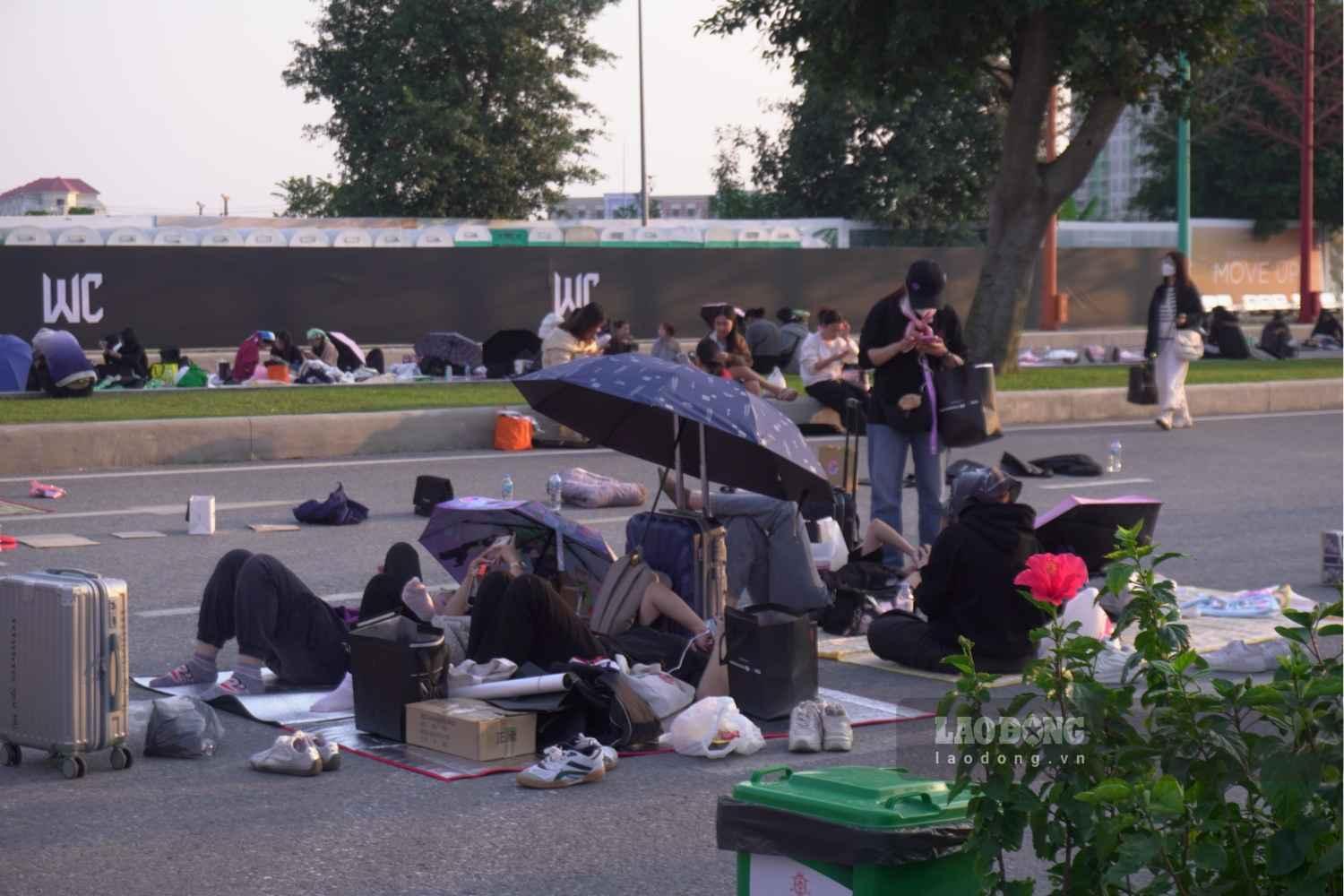 Hàng dài khán giả xếp hàng đợi check-in vào concert từ sớm. Ảnh: Thành Đạt