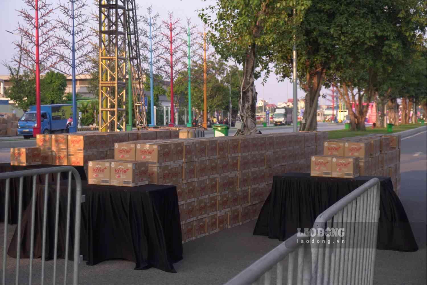 BTC chuẩn bị nước cho khán giả. Ảnh: Thành Đạt