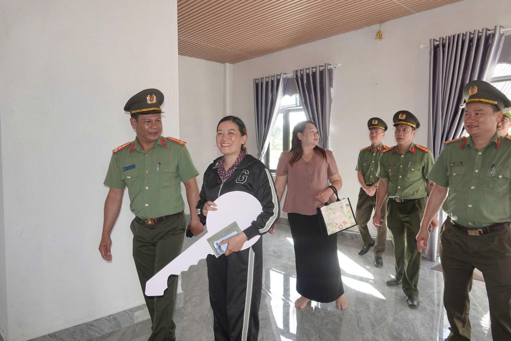 Mái ấm mới sau 18 ngày thi công thần tốc và niềm vui của người dân