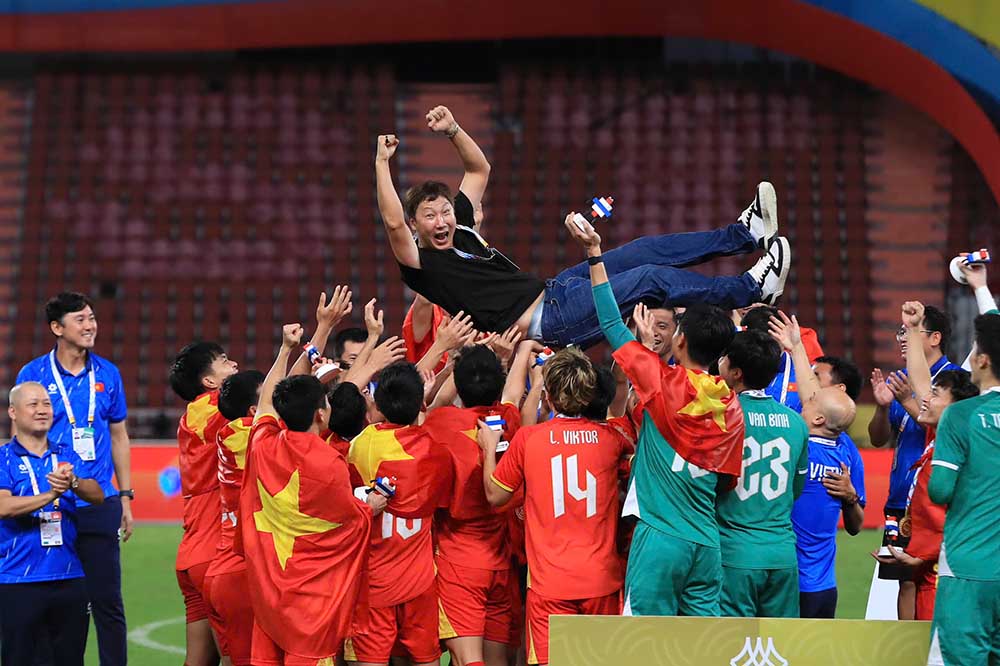 Huấn luyện viên Kim Sang-sik thành công cùng các đội tuyển bóng đá nam Việt Nam. Ảnh: Minh Dân