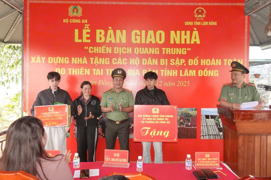 Đại tá Nay Gia Phú thừa uỷ quyền của Đại tướng Lương Tam Quang, Bộ trưởng Bộ Công an và Giám đốc Công an tỉnh trao quà cho gia đình chị Nguyễn Thị Hương Lan