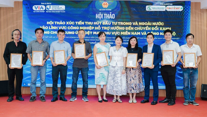 PGS.TS Đàm Sao Mai - Phó Hiệu trưởng IUH trao chứng nhận cho các doanh nghiệp đã tham gia chương trình tư vấn kỹ thuật hướng đến chuyển đổi xanh. Ảnh: Minh Khuê.