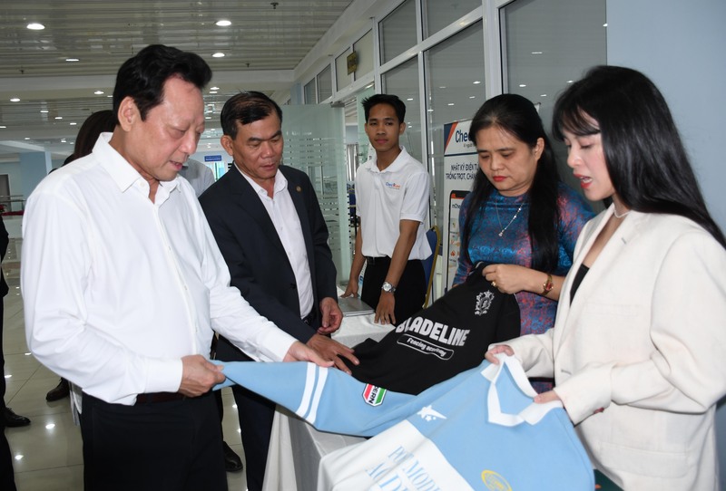 Đại biểu tham quan các gian hàng trưng bày, giới thiệu sản phẩm trong khuôn khổ hội thảo. Ảnh: Minh Khuê.