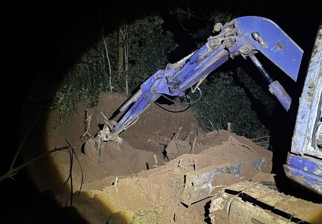 Bắt quả tang nhóm khai thác khoáng sản trái phép trong đêm