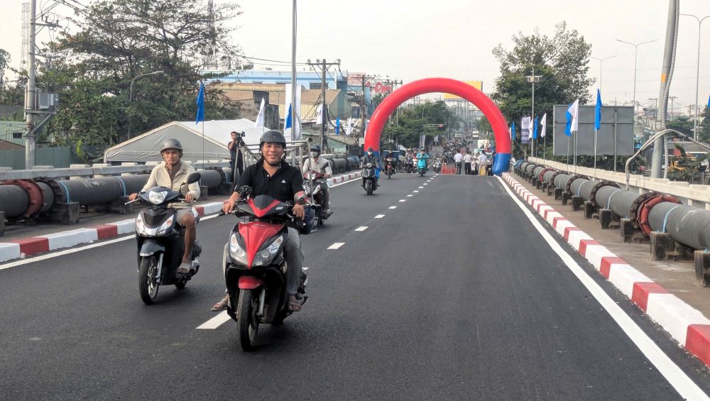 Các phương tiện lưu thông qua cầu Bình Phước 1 sáng 13.12. Ảnh: Anh Tú