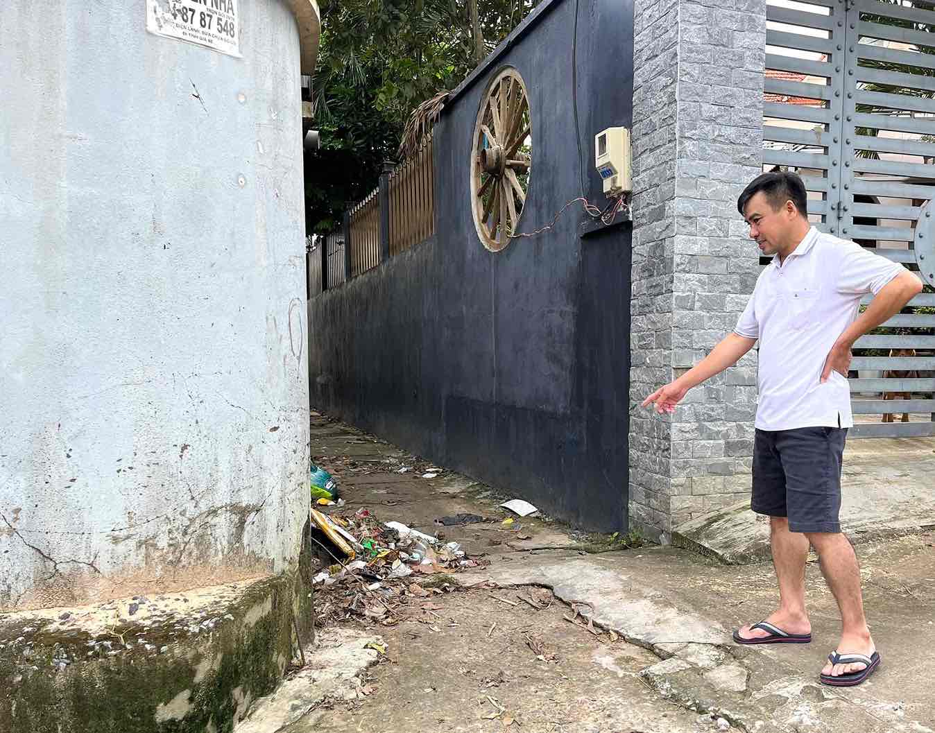 Người dân chỉ khu vực trước đây là dòng chảy của suối đoạn qua phường Trảng Dài, tỉnh Đồng Nai. Ảnh: HAC