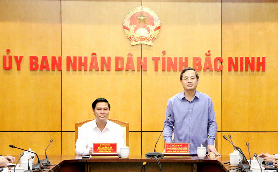 Ông Phạm Hoàng Sơn, Chủ tịch UBND tỉnh phát biểu tại hội nghị