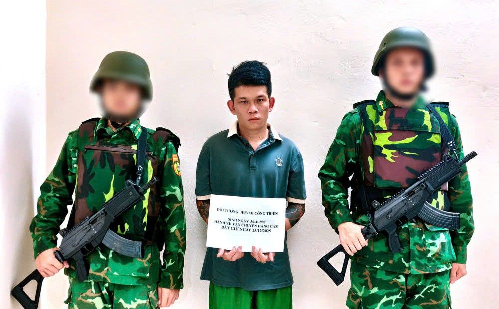 Đối tượng Huỳnh Công Triển bị bắt giữ khi đang vận chuyển thuốc lá nhập lậu. Ảnh: Biên phòng cung cấp