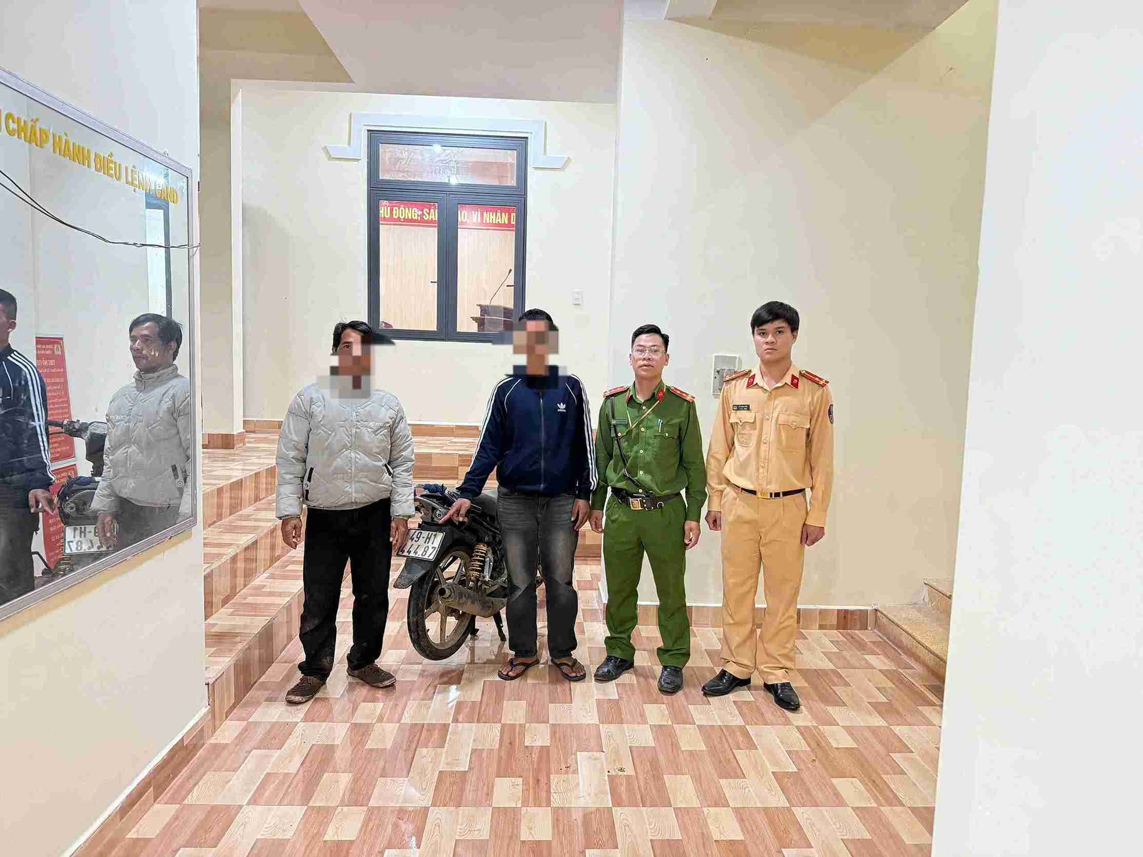 Công an tỉnh Lâm Đồng làm việc với K'L và phụ huynh. Ảnh: Khánh Phúc