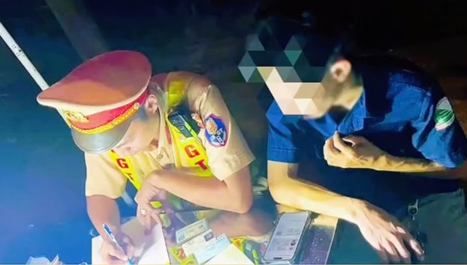 CSGT Đồng Nai xử phạt 2 xe cứu thương bật đèn dù không cấp cứu