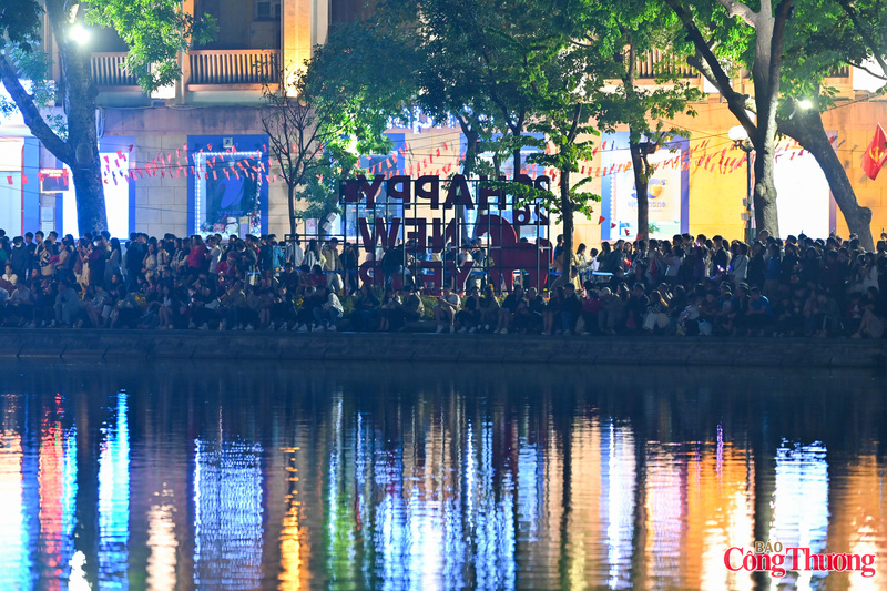Hàng ngàn người dân Thủ đô cũng như du khách đã đứng quanh Hồ Gươm để thưởng thức màn trình diễn ánh sáng đầy nghệ thuật này.
