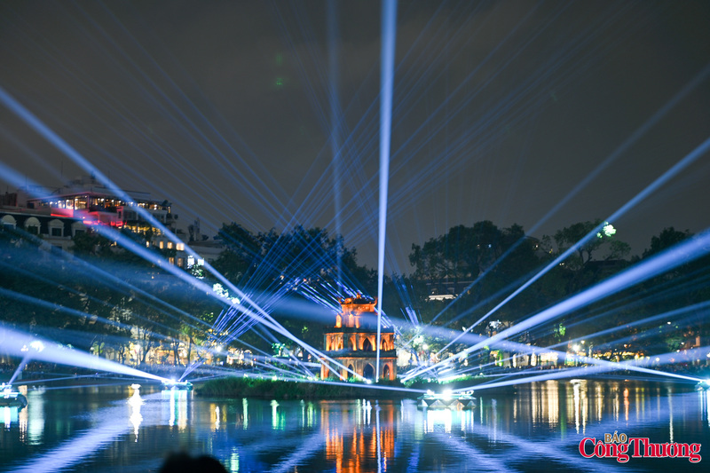 Không gian ánh sáng góp phần làm phong phú thêm trải nghiệm tham quan Hồ Gươm về đêm.