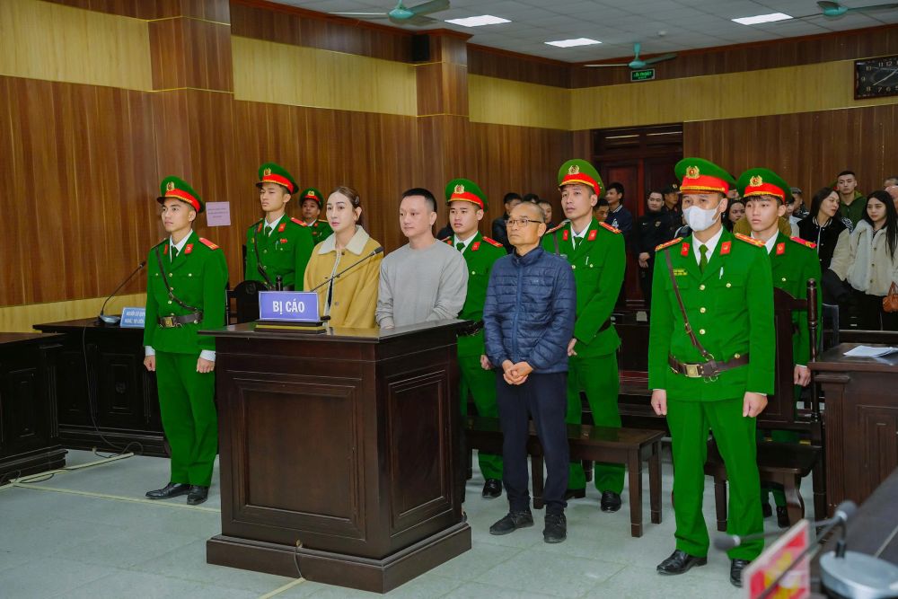 Nguyễn Văn Vi (áo sáng màu) và vợ là