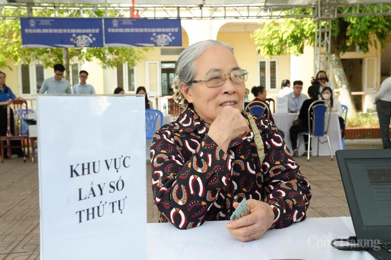 Hà Nội tái cấu trúc 293 thủ tục hành chính, tiết kiệm chi phí xã hội, nâng cao trải nghiệm người dân. Ảnh: Hải Sơn