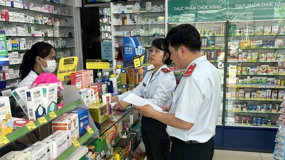 Thanh tra Sở Y tế Lâm Đồng kiểm tra các cơ sở kinh doanh dược phẩm, mỹ phẩm trên địa bàn. Ảnh: Phúc Khánh