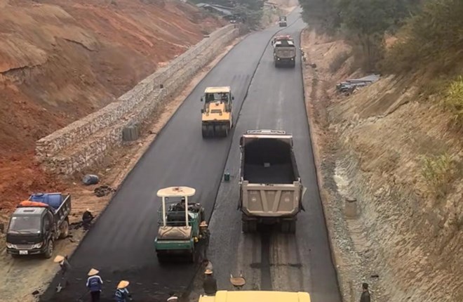 Phân luồng giao thông để thi công nước rút tuyến đường tránh trăm tỉ