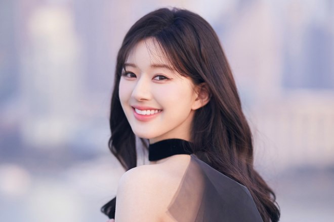 Triệu Lộ Tư mở rộng hoạt động kinh doanh cùng gia đình