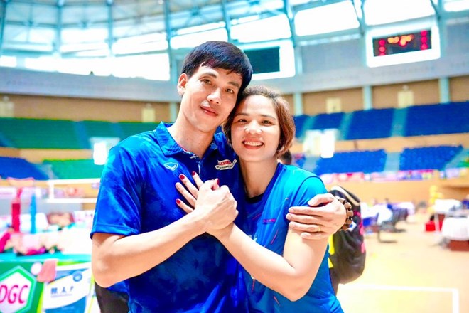 Cựu tuyển thủ Bùi Thị Huệ và chồng là huấn luyện viên Trần Văn Giáp. Ảnh: NVCC