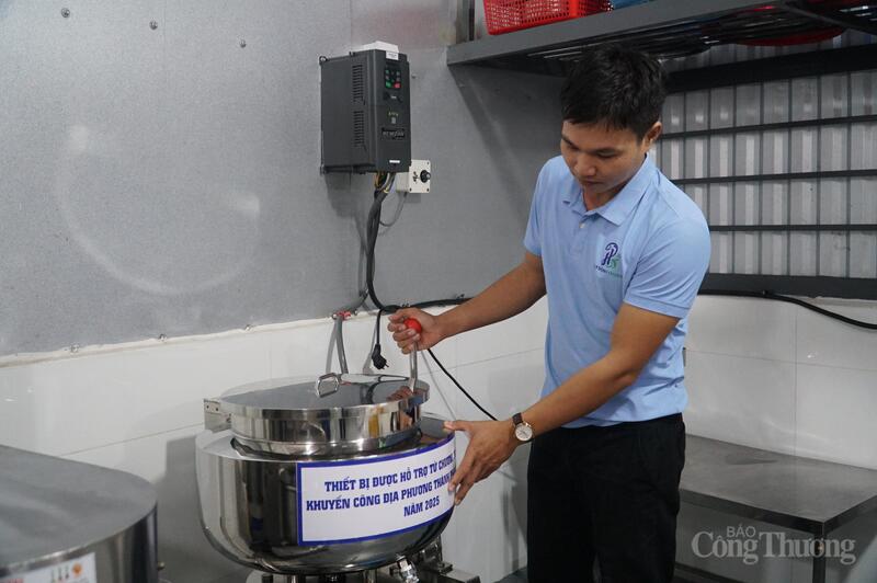 Với máy xay giò chả 15kg mới này, hộ kinh doanh đặc sản Lý Sơn và Nông sản Phúc Hiếu tăng gấp 3 năng suất sản xuất và đáp ứng các tiêu chuẩn cao hơn về an toàn thực phẩm