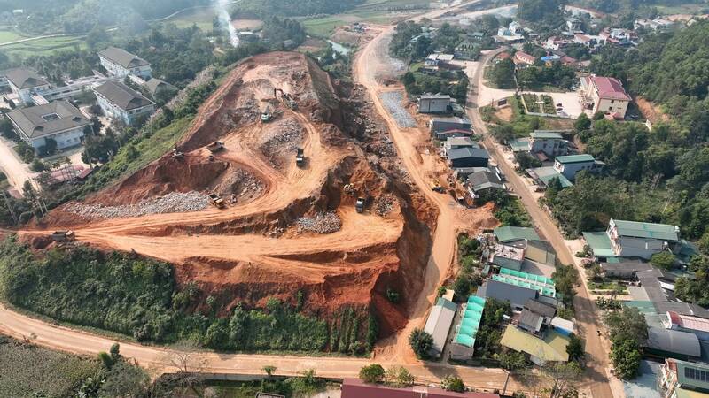 Thi công khu tái định cư Trung Sơn tại dự án đường Hồ Chí Minh. Ảnh: Việt Bắc