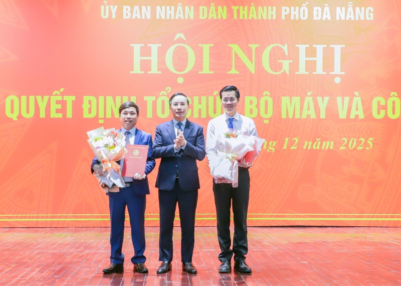 Ông Nguyễn Văn Thường (bìa trái) - Tân Giám đốc Ban Quản lý dự án đầu tư xây dựng các công trình giao thông và nông nghiệp Đà Nẵng. Ảnh: Trường An