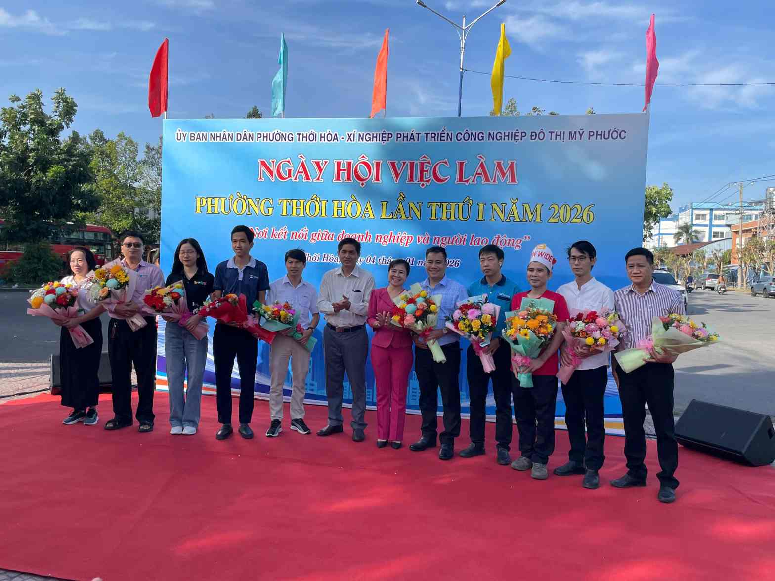 Ban tổ chức tặng hoa cảm ơn các doanh nghiệp tham gia ngày hội. Ảnh: Đình Trọng