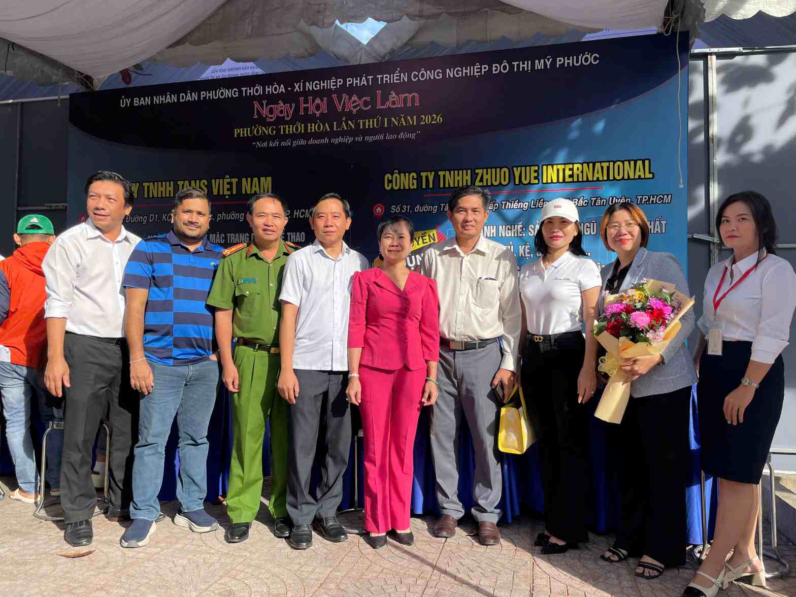 Lãnh đạo UBND phường Thới Hòa thăm các gian hàng tuyển dụng. Ảnh: Đình Trọng