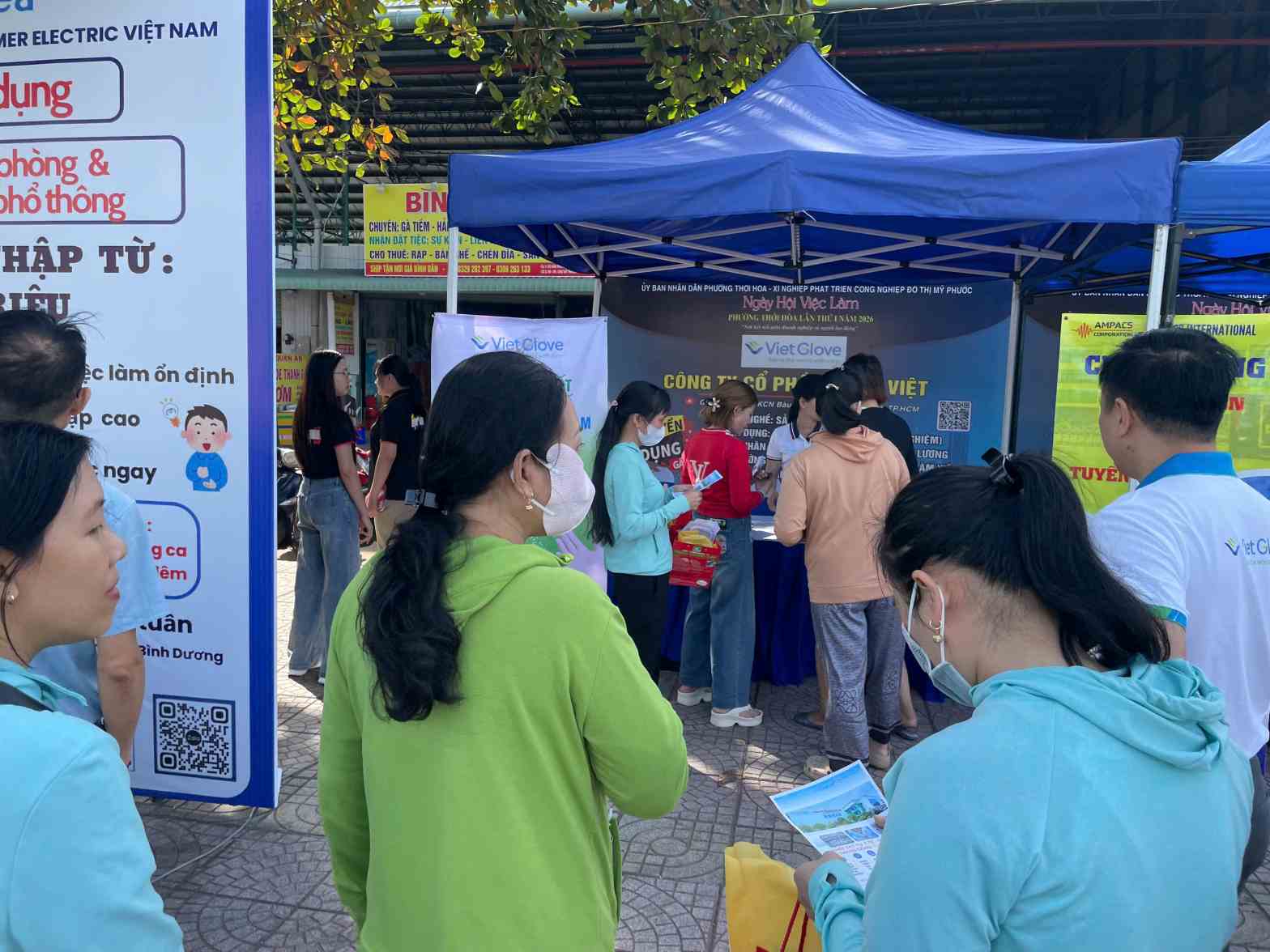 Hàng trăm công nhân lao động đến tìm hiểu thông tin tuyển dụng của các doanh nghiệp. Ảnh: Đình Trọng