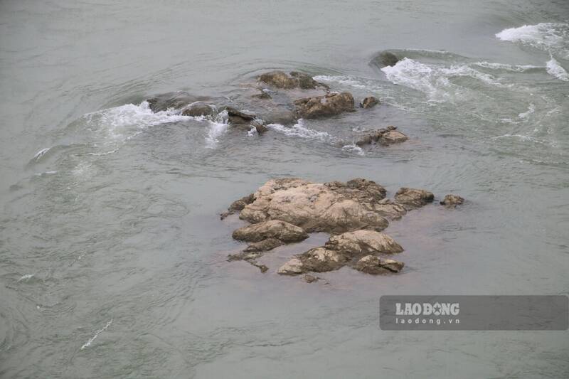 Các mỏm đá ngầm lộ ra khi mực nước giảm sâu. Ảnh: Việt Bắc