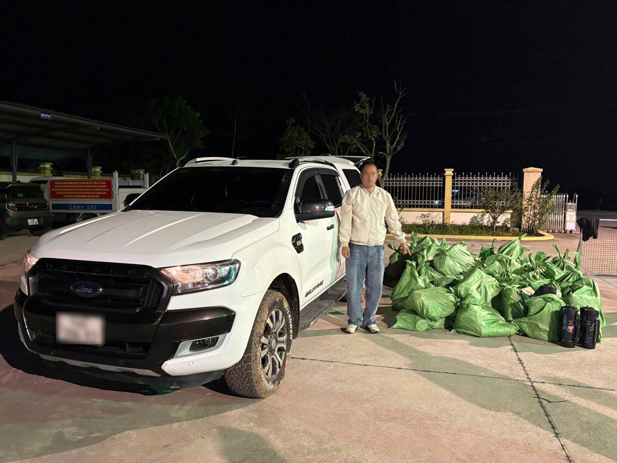 Vụ vận chuyển 268 bình kim loại chứa khí nghi là khí cười. Ảnh: Công an Quảng Ninh