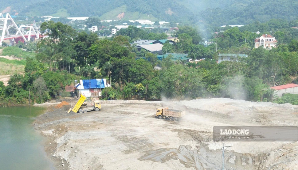 Nhà thầu chạy “nước rút“, triển khai theo hướng có mặt bằng đến đâu sẽ thi công gọn đến đó.