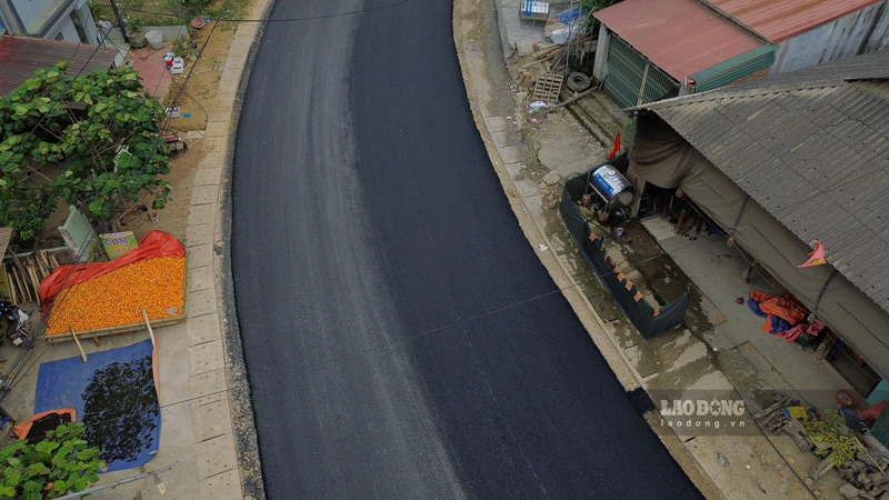 Nhiều đoạn đường được thảm nhựa phẳng lỳ khiến việc di chuyển của người và phương tiện thuận lợi hơn. Ảnh: Đinh Đại