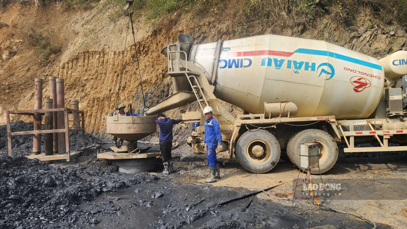 Máy móc, nhân lực tập trung thi công để đường sớm hoàn thiện. Ảnh: Đinh Đại